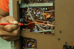 Read more about the article Naprawa gniazdek i przełączników: Jak skutecznie rozwiązać najczęstsze problemy elektryczne