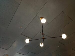 Read more about the article Montaż kinkietów: krok po kroku do udanej instalacji oświetlenia ściennego