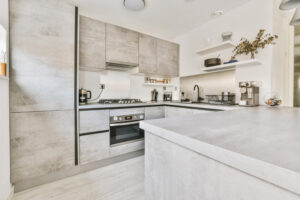 Read more about the article Jaki blat do kuchni – przewodnik po materiałach, kolorach i pielęgnacji