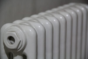 Read more about the article Jak odpowietrzyć grzejnik żeliwny i aluminiowy – praktyczny przewodnik krok po kroku